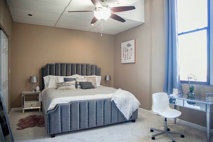 ❤ of St. Louis | King Bed | Pool+Jet Tub | Parking