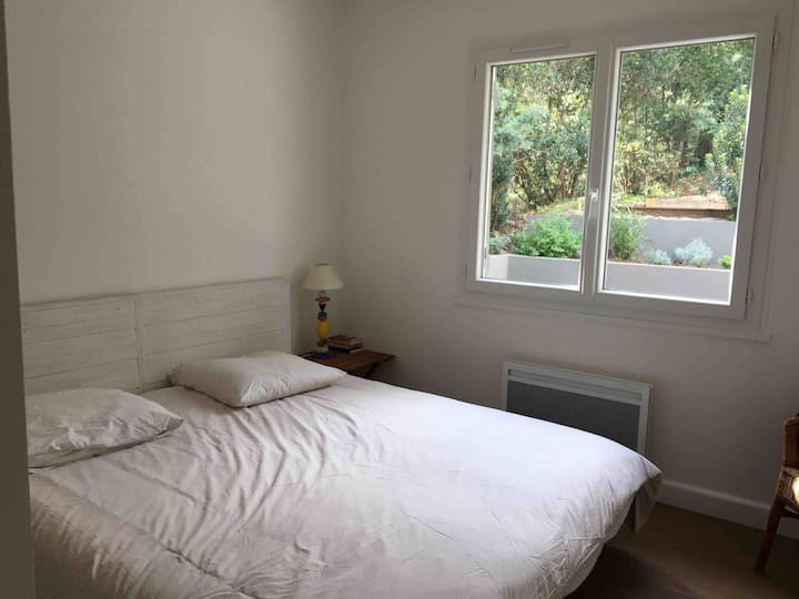 Spálňa 1. 2 lôžka 90 sú vedľa seba. Je tu veľká skriňa. 