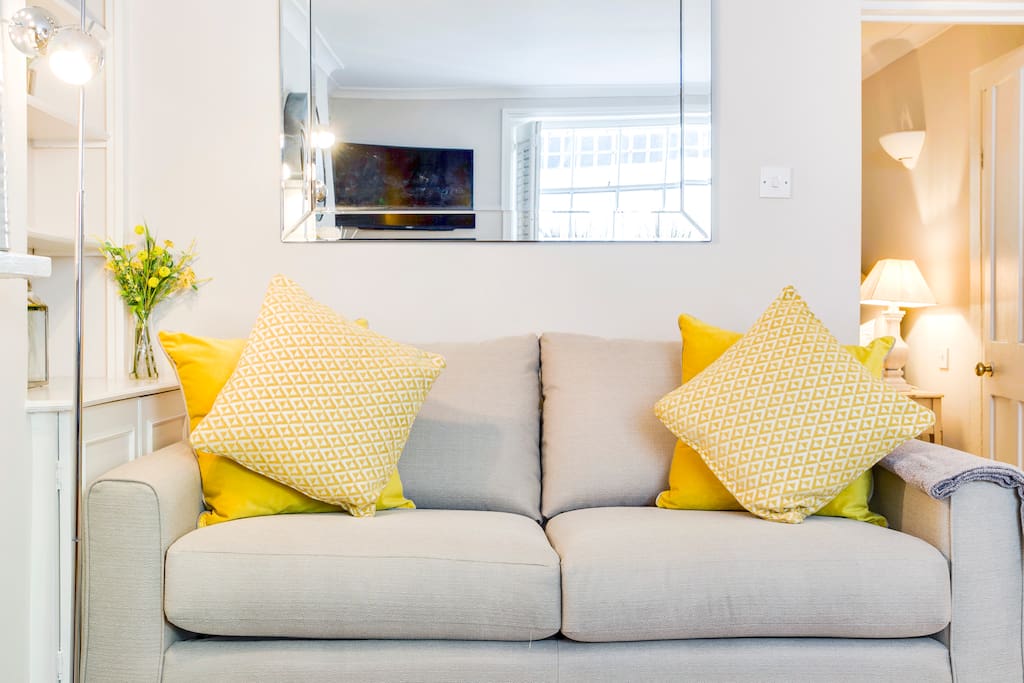 A bright and comfortable living area (with sofa bed)...