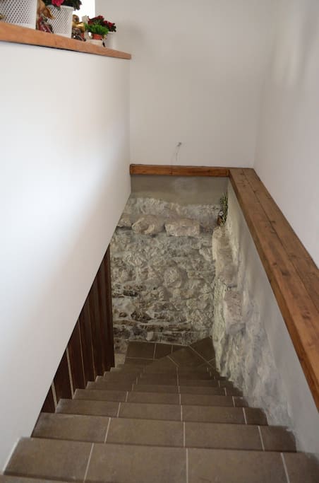scalinata che porta al piano inferiore dov'è posizionata la lavanderia