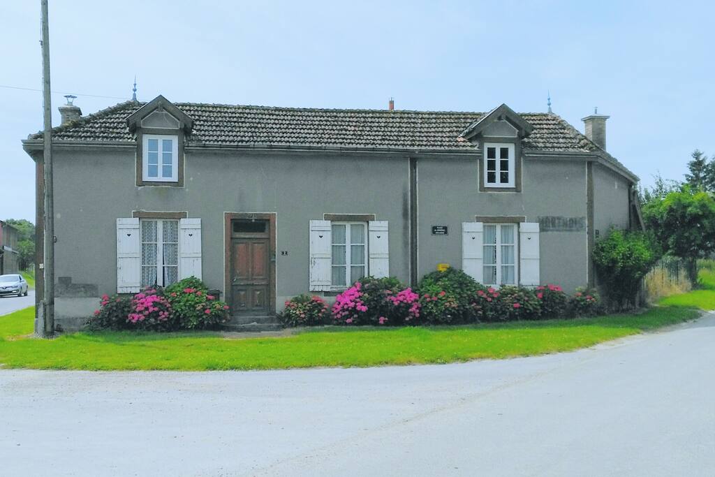 façade maison avec parking
