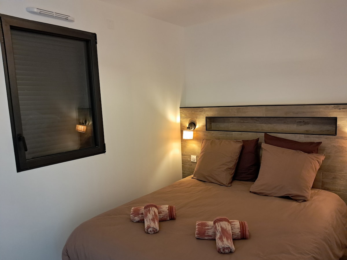 Slaapkamer met lamp
verduistering en elektrische sluiter