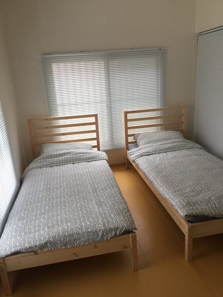 غرفة 4 - سريران مفردان