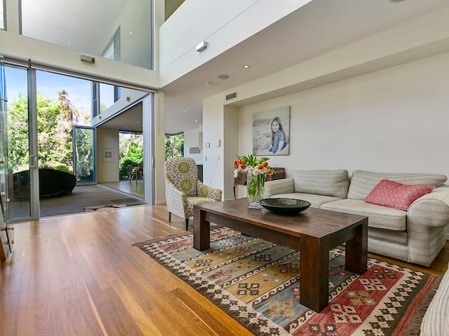 Whitehaven Wonder- Beachside & Pet Friendly