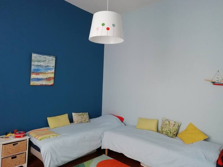 dormitorio azul, configurado con 2 camas