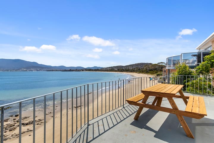 Absolute Waterfront Only 15 minutes From Hobart