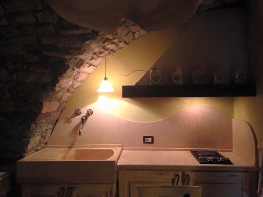 Cucina con piano, rivestimento e lavello in travertino massiccio