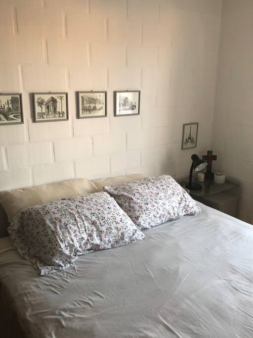 Dormitorio principal, cama de 2 plazas. Ropero de 3 cuerpos.