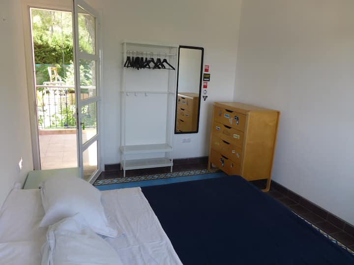 ห้องนอนเตียงใหญ่ 3 ห้องมีระเบียง