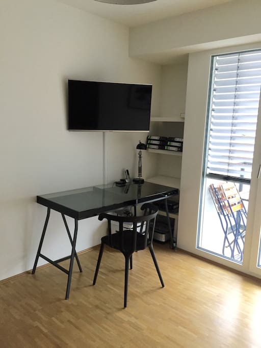 Arbeitsplatz mit TV