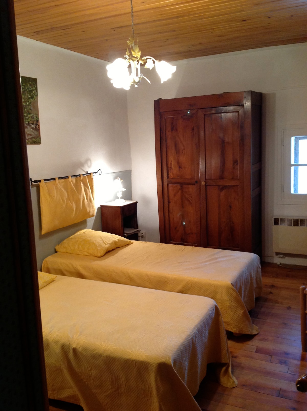 سرير مزدوج بغرفة نوم "صفراء"