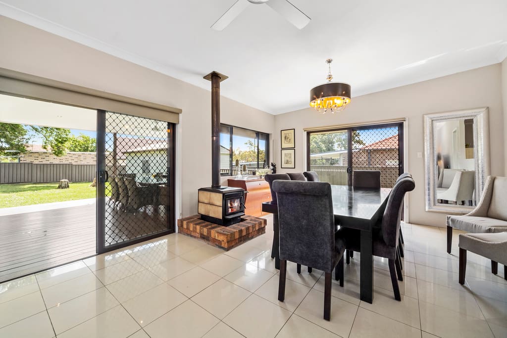 10 seat dining, air-conditioned and working fireplace