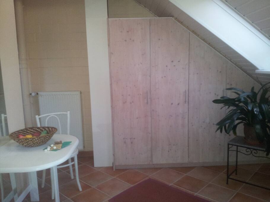 In diesem Kleiderschrank kannst Du richtig viel unterbringen.
