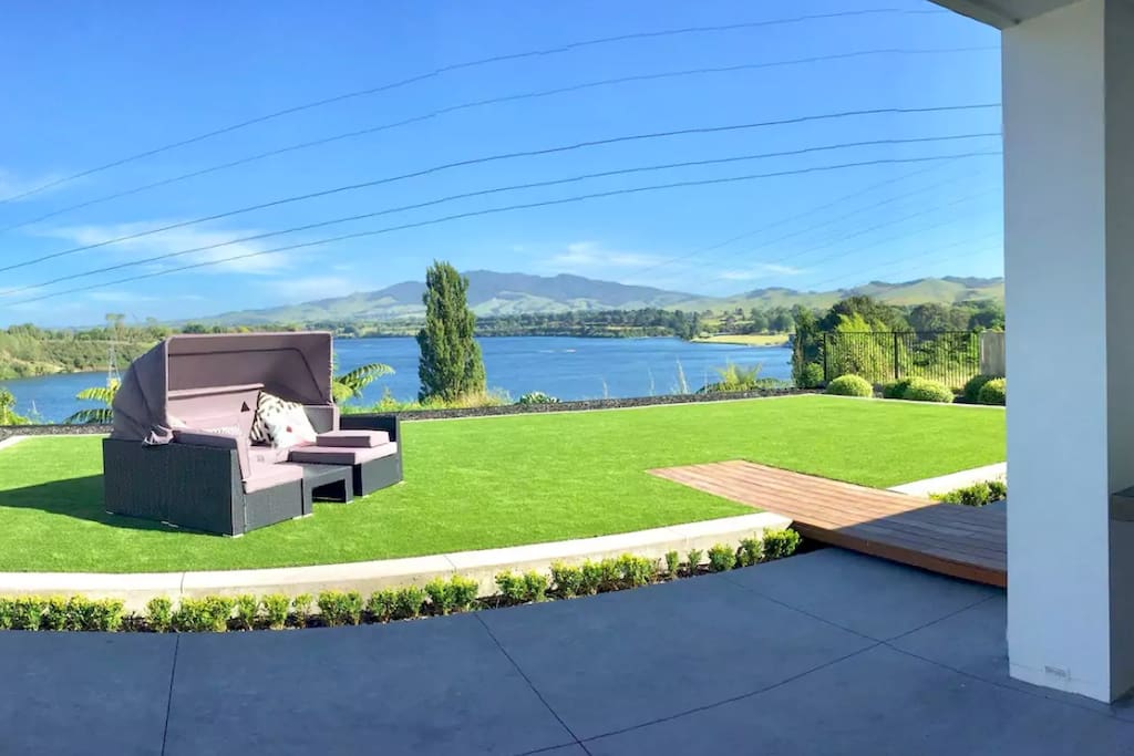 Lake View lawn and daybed