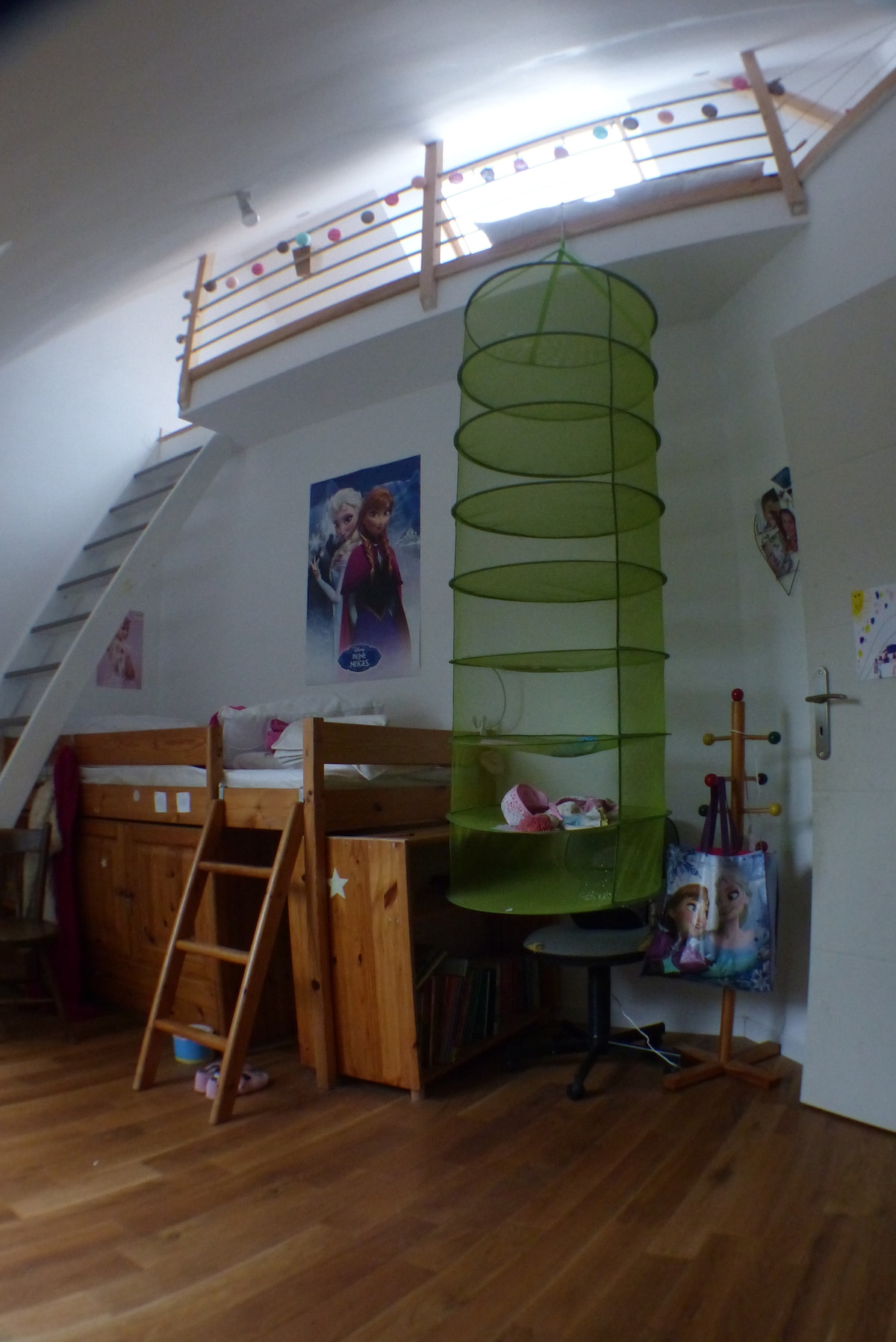 Chambre "Lillie" avec son nid d'Aigle en mezzanine pour jouer ou couchage complémentaire...