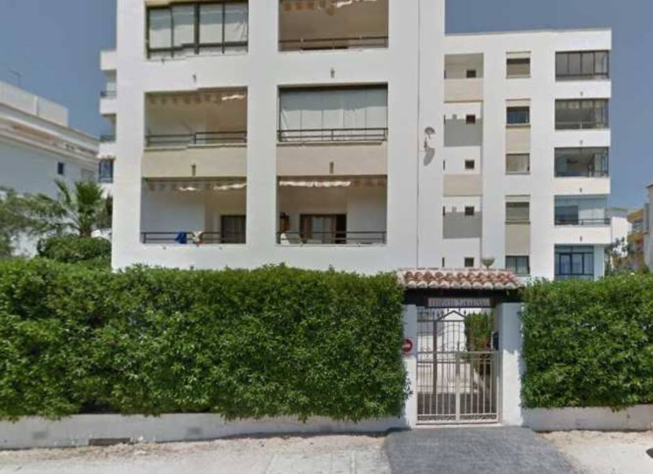 Entrada por la calle Atenas