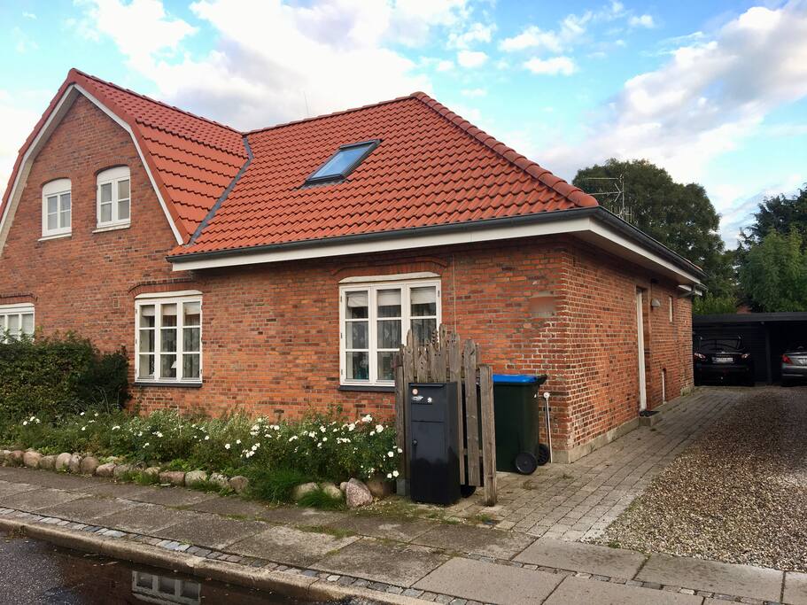 Ansicht von der ruhigen Straße: Haus und Zufahrt zum Carport