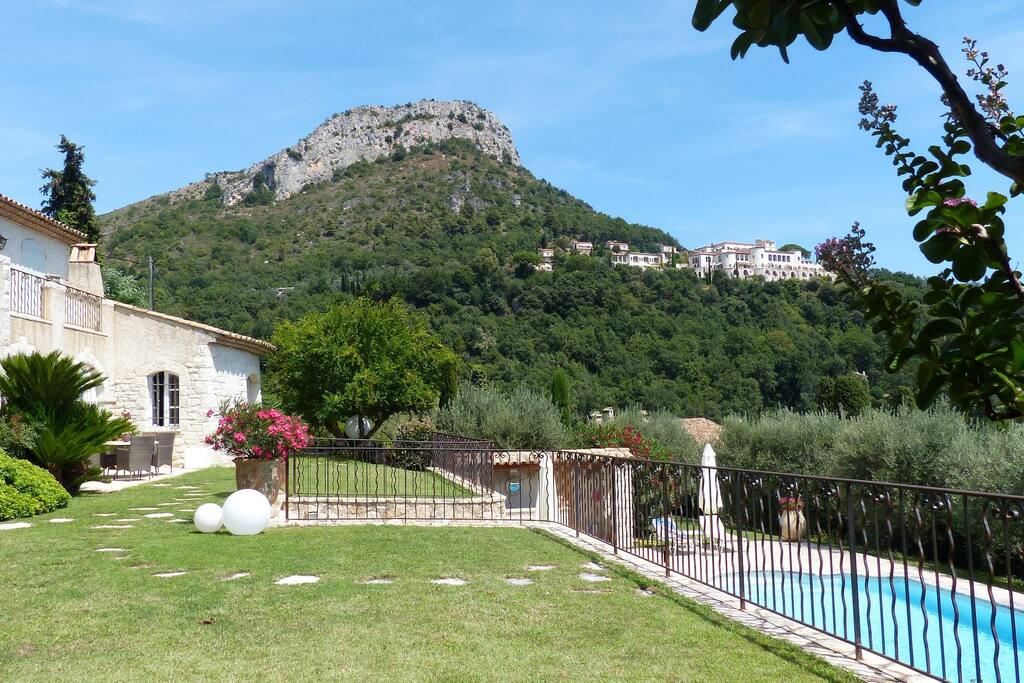 vue sur Baou de Vence et Chateau St Martin
