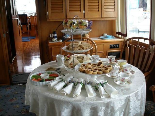 85′ Yacht docked at Pier 40 San Francisco gallery image 5