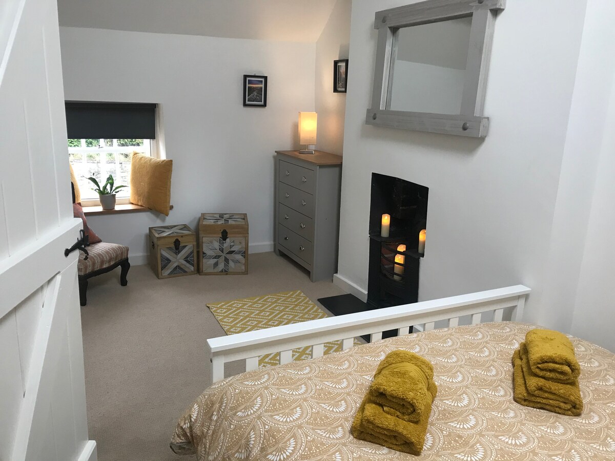 تتميز الفترة بغرفة نوم رئيسية مع مدفأة من القرن الثامن عشر. 