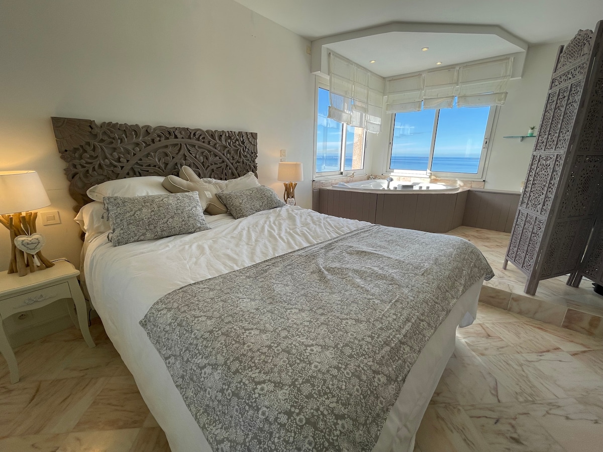 Მთავარი საძინებელი თავისი ჩაშენებული და კონდიცირებული ცალკე აბაზანით. 
(ლიტრი en 160 სმ * 200 სმ)