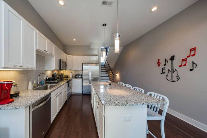 ComboNash Retreat 2 Units 4BR 4.5BA 1 Mi Broadway gallery image 4