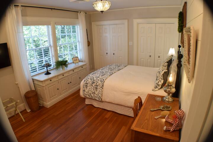 The Farmhouse Room - Queen bed, flat screen 40" TV, refrigerator.