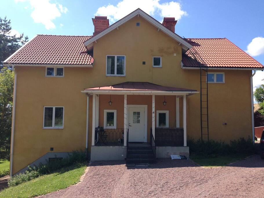 Entré och framsida av vandrarhem Gula Huset