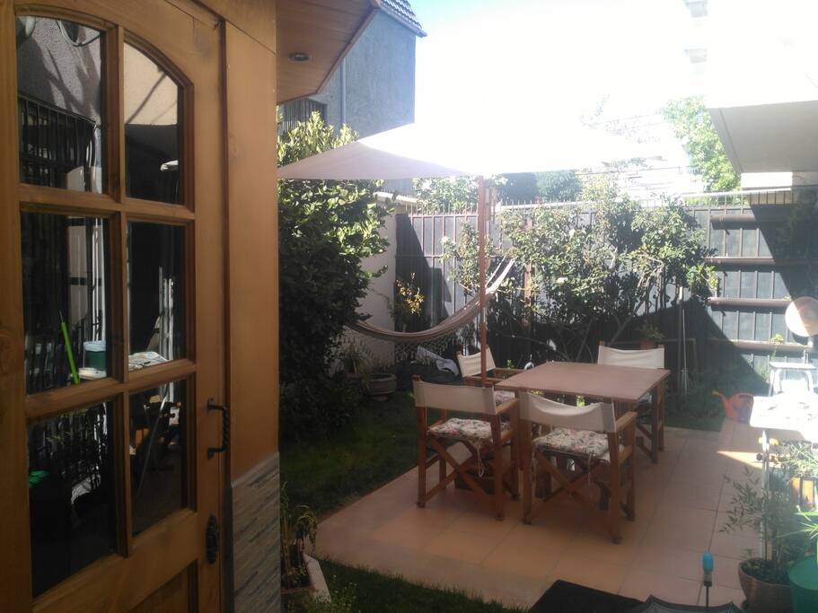 Linda terraza y jardín privado