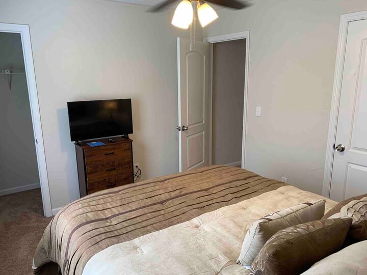 卧室# 1-标准双人舒适。32寸智能电视。