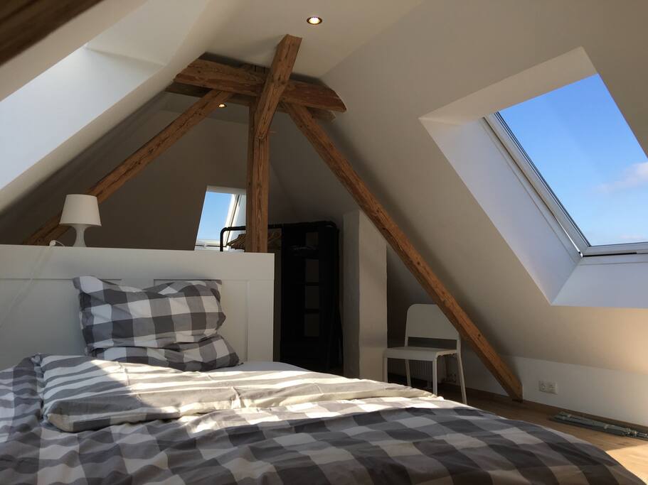 Schlafzimmer mit Blick in den Himmel.