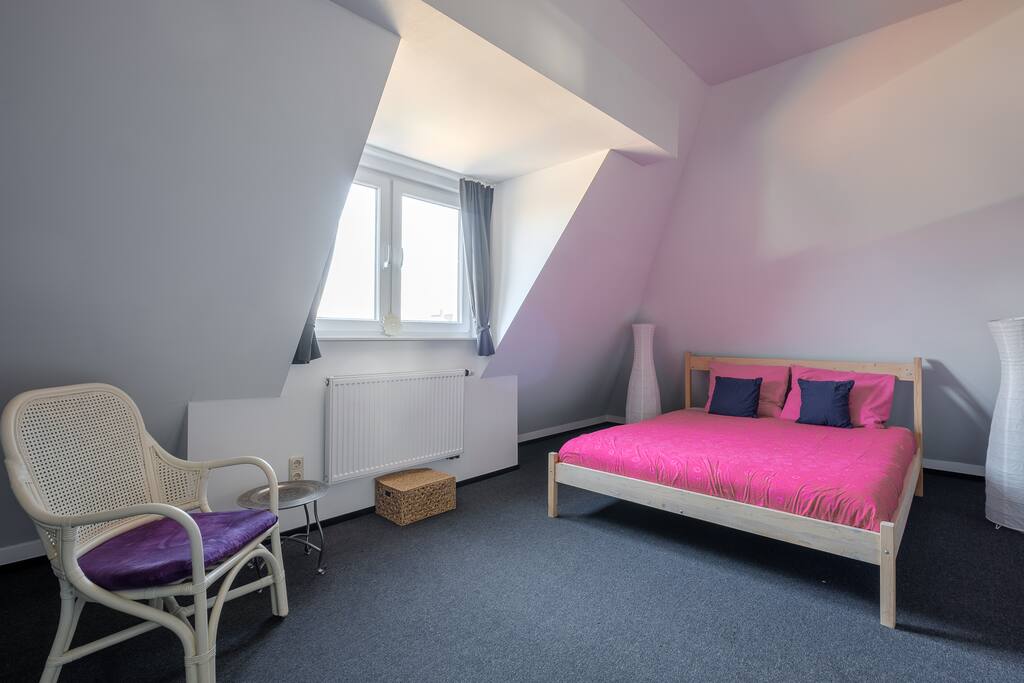 Zolderkamer met 2-persoonsbed