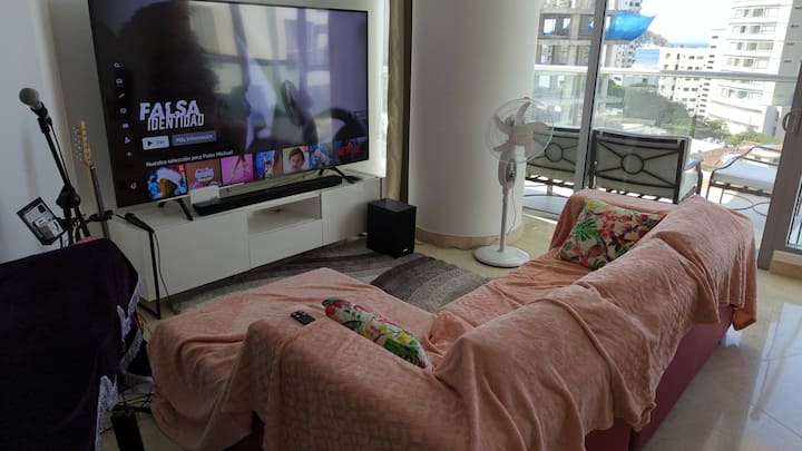 ห้องนั่งเล่นพร้อมทีวี 4K ขนาด 85 นิ้วพร้อม Google TV พร้อมเน็ตฟลิกซ์และยูทูบ
คนที่ 3 นอนบนโซฟาได้ > 2 ม.