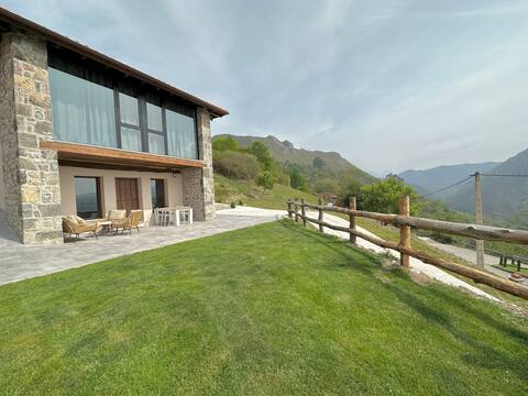 Cangas de Onis rural house with a sunset view