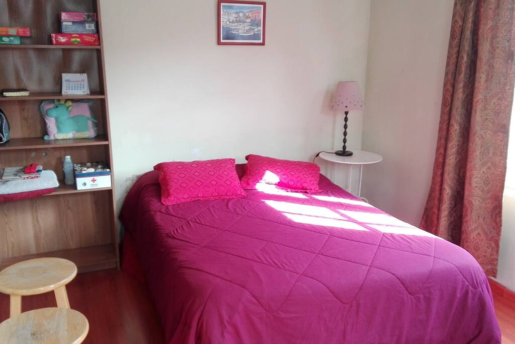 Comodo dormitorio con amplios ventanales