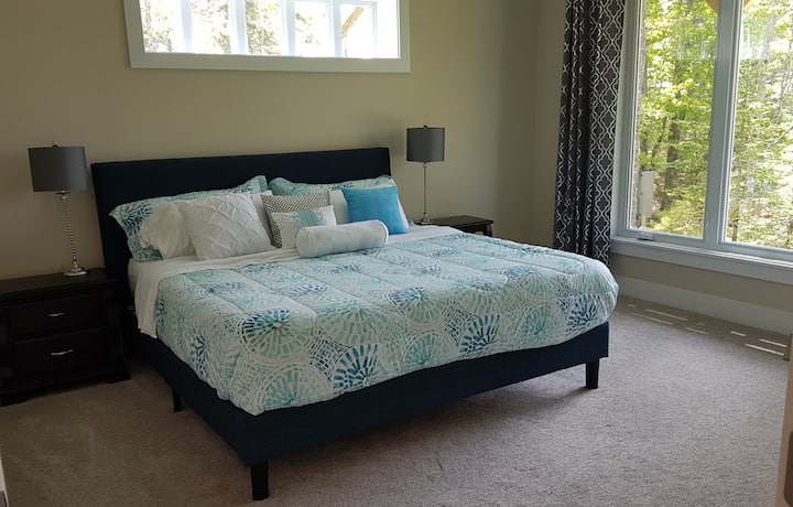 أساسي مع سرير بحجم كبير 