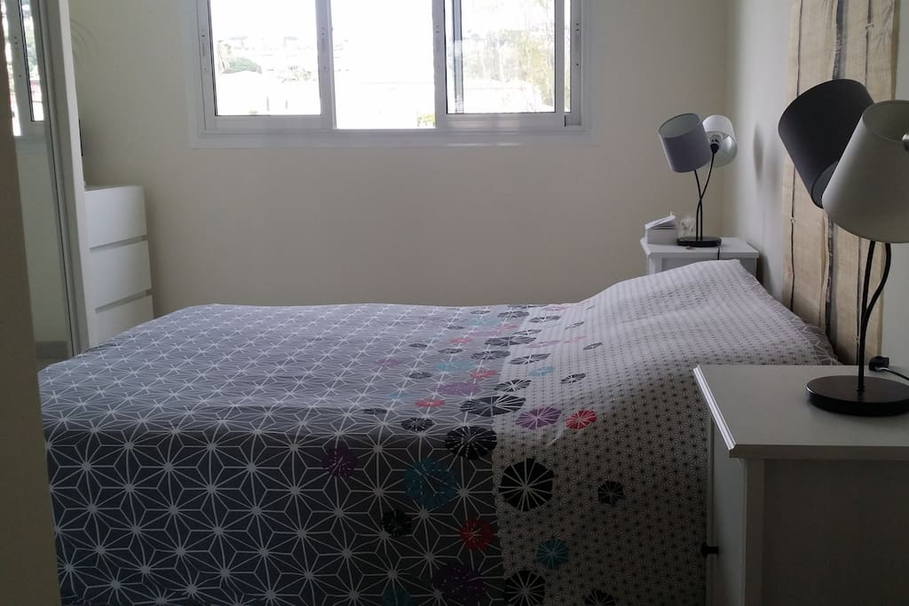 Chambre calme avec rangement à votre disposition