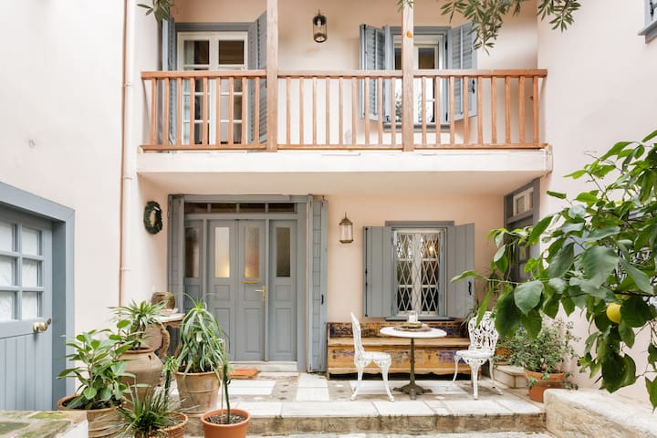 Acropolis Villa in Plaka by Jj Hospitality