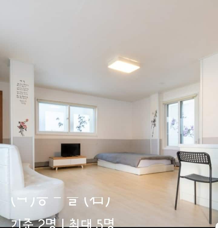 Ni starehe, na ni kama mikono ya mama.
Pumzi ya Sumin Sumuk ni tulivu huko Hwasunji.