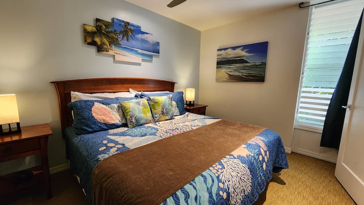Cama tamaño king en el dormitorio delantero
