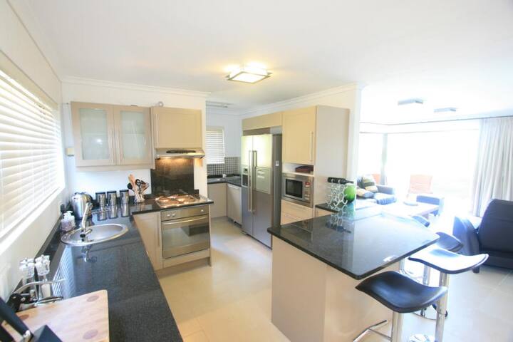 Sentinel View. 4 bedroom modern holiday home. gallery image 5