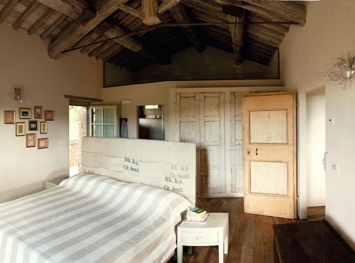 спалната соба А на вториот кат, приватна бања со џакузи