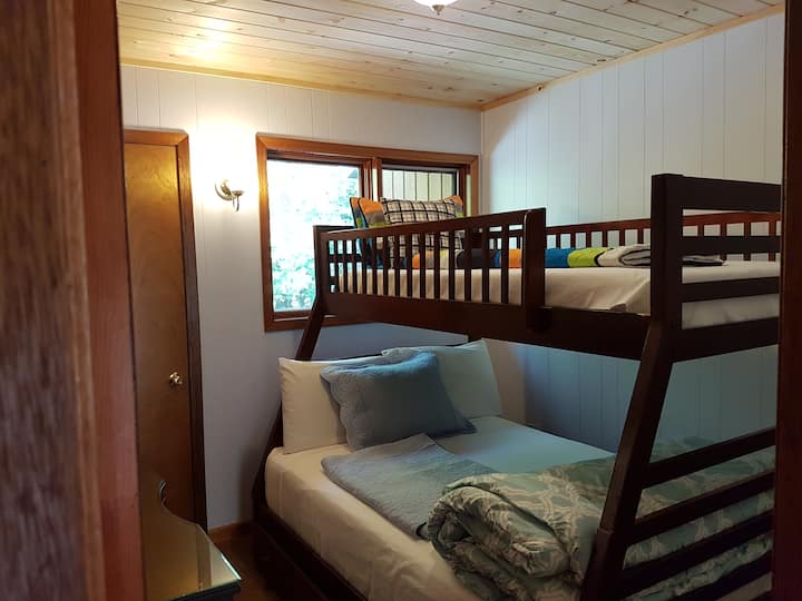 2. spálňa - 2. poschodie - poschodová posteľ (dvojlôžková a jednolôžková na hornej strane) v DOME PRI JAZERE CANAM