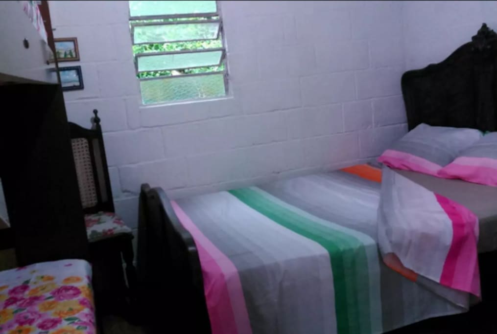 Suíte com cama de casal e beliche