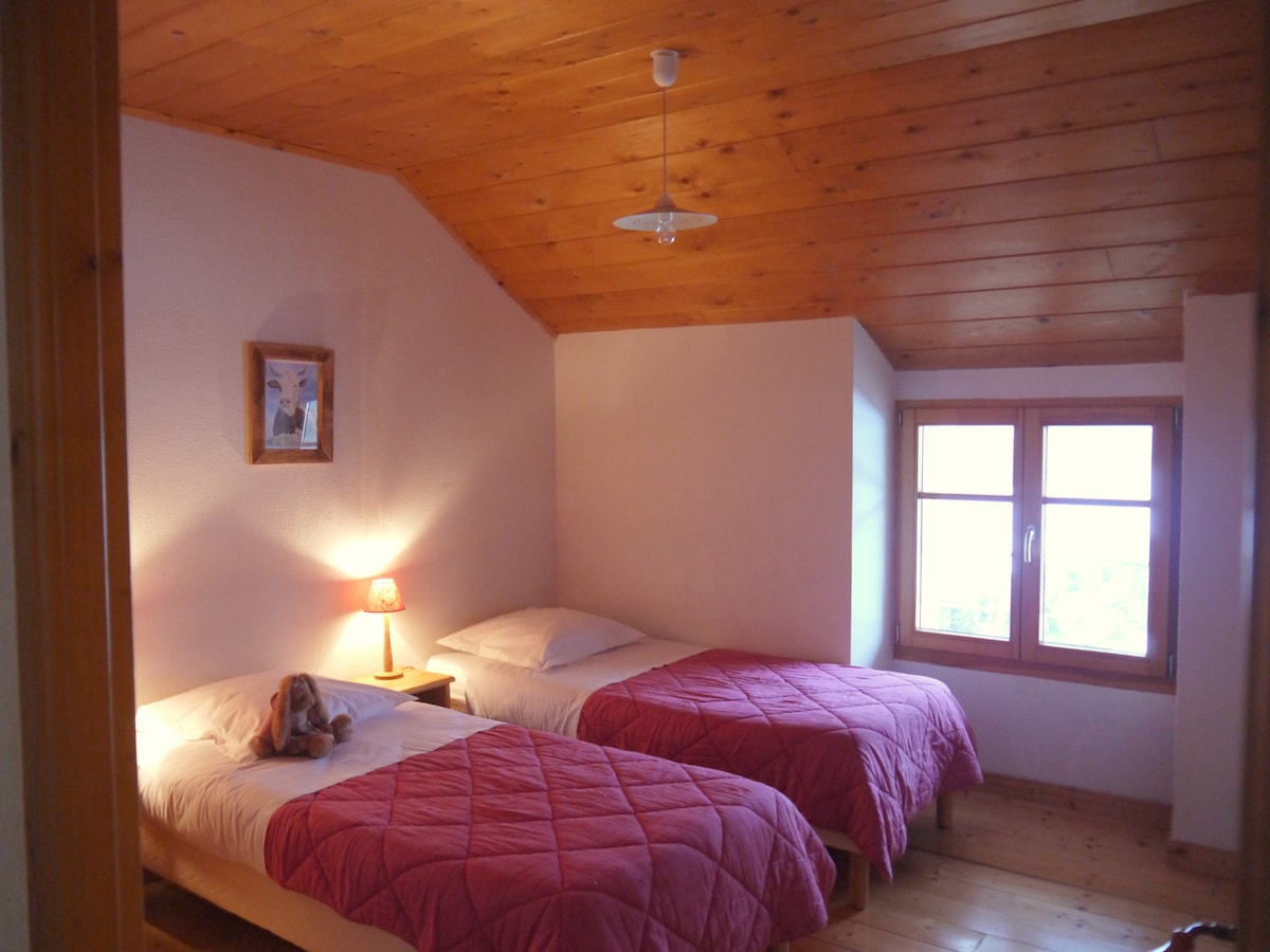 Спална соба 2 кат: 2 кревета со димензии 90x200 модуларна