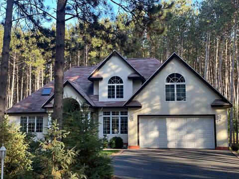 Pine Forest Villa w/hot tub 5 min from Lake