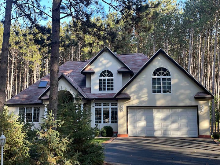 Pine Forest Villa w/hot tub 5 min from Lake