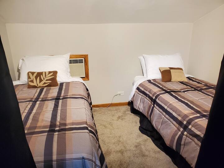 Súkromný apartmán na poschodí - dvojitý spací kút - oddelený od salónika s zatemňovacím závesom - šatníková skriňa