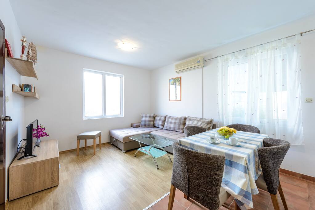 Lounge area with pullout sofa