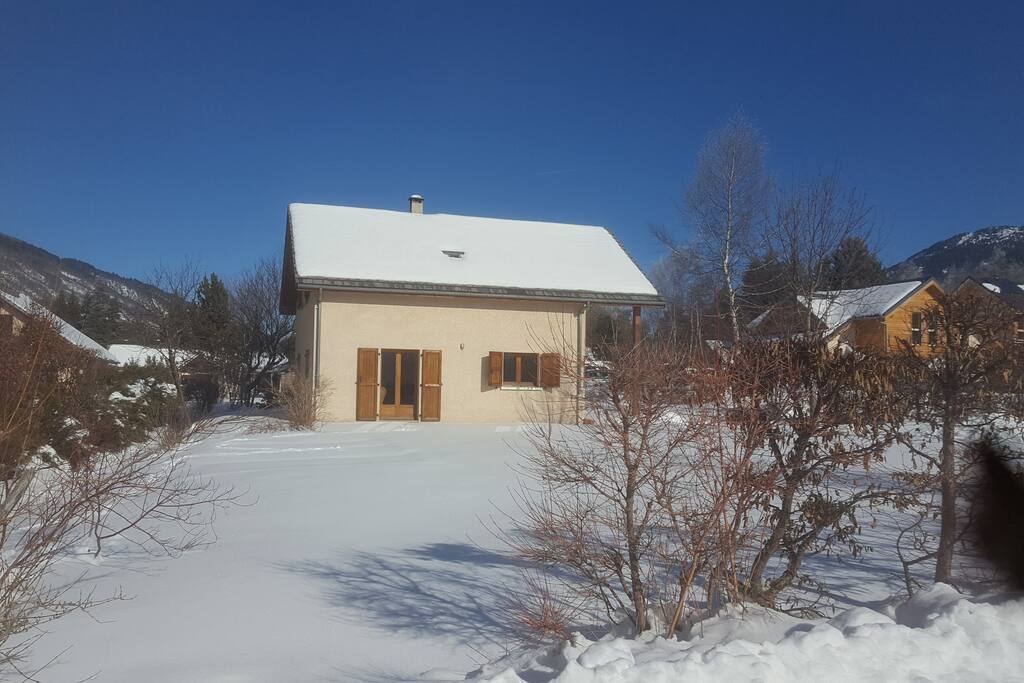 maison et jardin en hiver